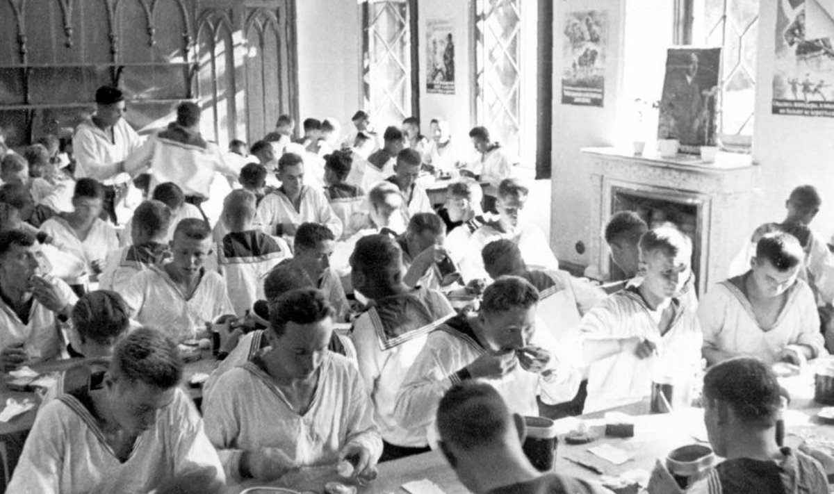 Diversantide kool: Vene sõjavangide seast värvatud tulevased diversandid Keila-Joa luurekoolis lõunalauas. (foto: erakogu)