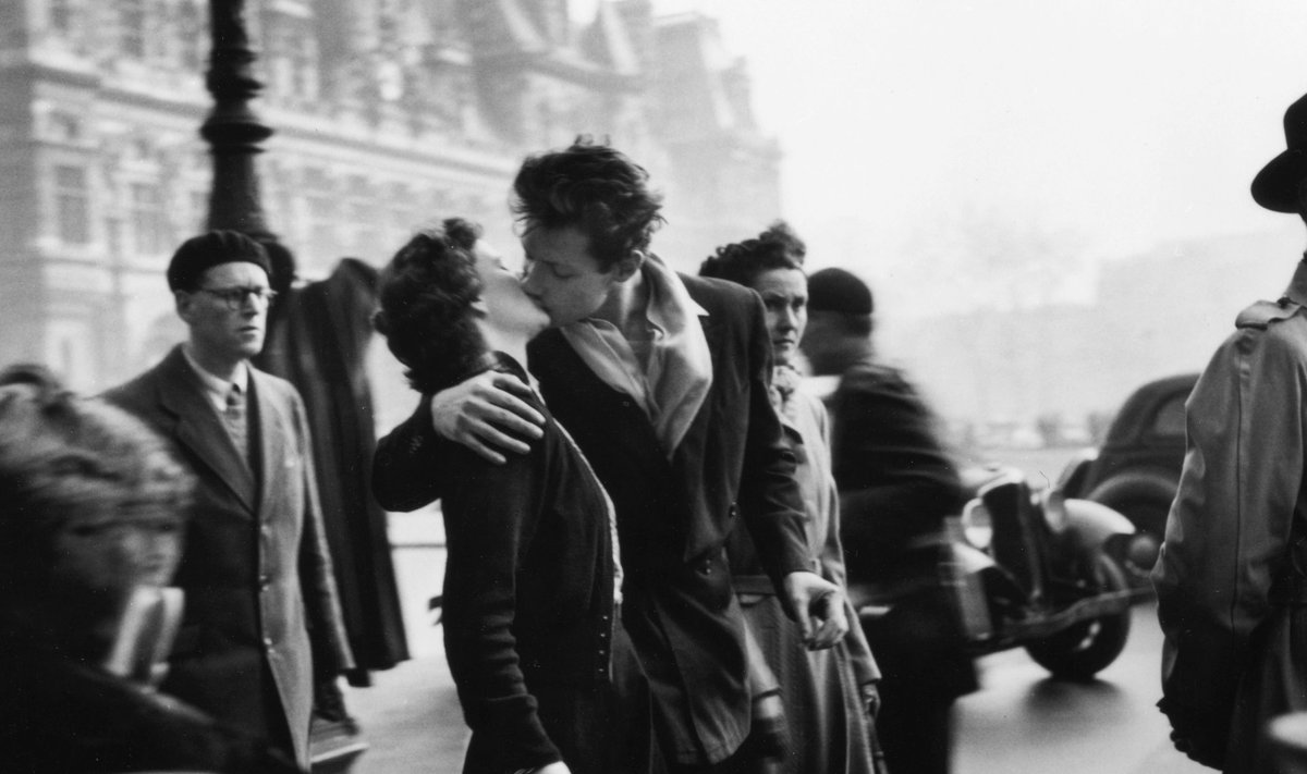 Robert Doisneau’ ilmselt kõige kuulsam foto „Suudlus raekoja ees” tõi talle elu lõpul kaasa kaks vaevalist kohtuprotsessi, kus mitu paari nõudis väidetavalt nende pildistamise eest autoritasudest tekkinud tulu. 1950. aastast pärit pildil on tegelikult noored näitlejad Françoise Delbart ja Jacques Carteaud.