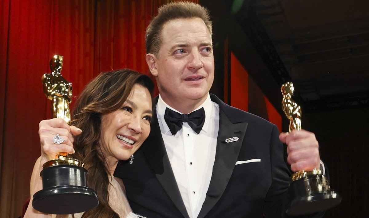 Oscari võitnud Michelle Yeoh ja Brendan Fraser. Mõlemad on Hollywoodis tegutsenud aastakümneid, kuid nomineeriti esimest korda Oscarile tänavu. Kohe tuli ka võit. Fraser ei hoidnud auhinda vastu võttes pisaraid tagasi.