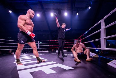Uku Jürjendal (vasakul) tegi eelmisel The League'il vastasega kiirelt sotid selgeks.
