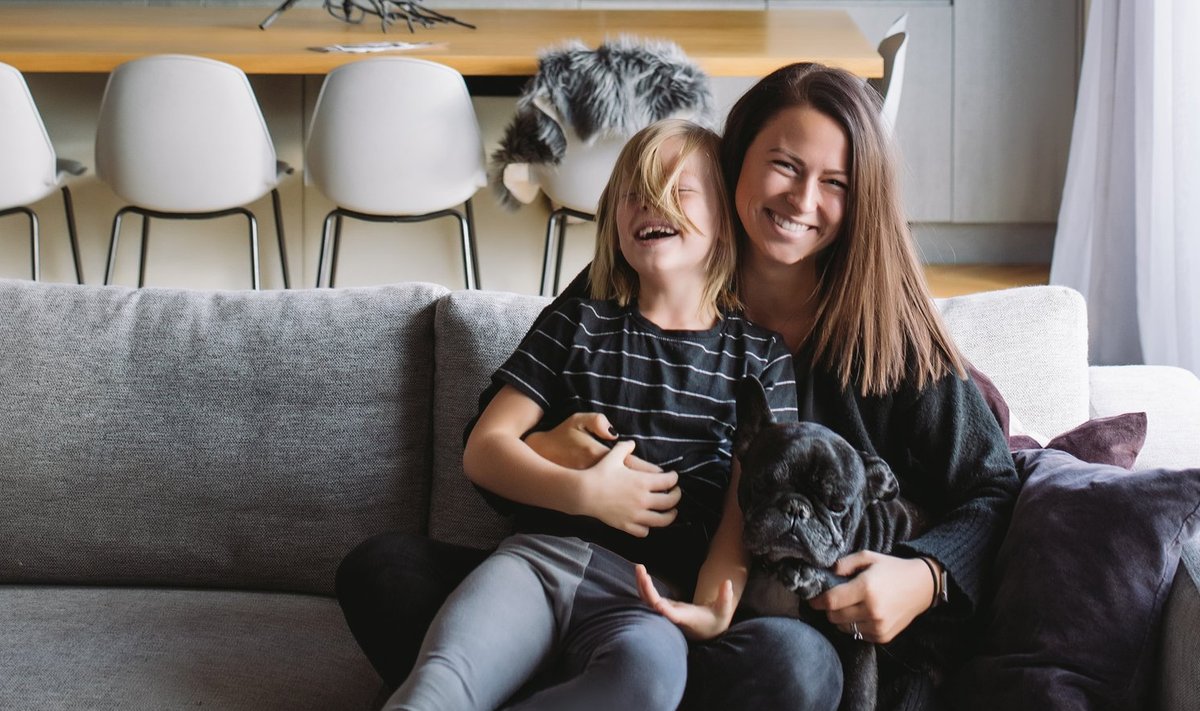 „Nii on alati – istun maha ja võtab kümme sekundit, kui olen mattunud kuhja alla,” naerab Riin Jakobi ja Dieseli kaisulembust.