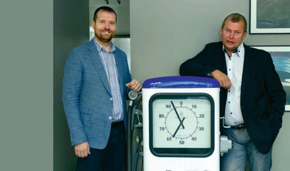 ELURÕÕMSAD: Marti Hääl (vasakul) ja Heiti Hääl tankimisautomaadi juures, mis seisab Alexela peakontoris Tallinnas Metropoli hotelli peal. Marti merevaate- ga kabinet asub seitsmendal korrusel, Heiti oma kaheksandal.