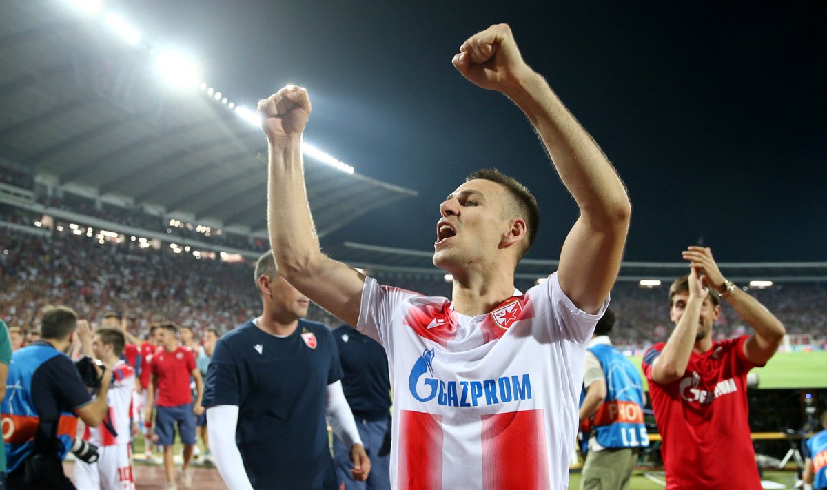 Crvena zvezda mängijad edasipääsu tähistamas