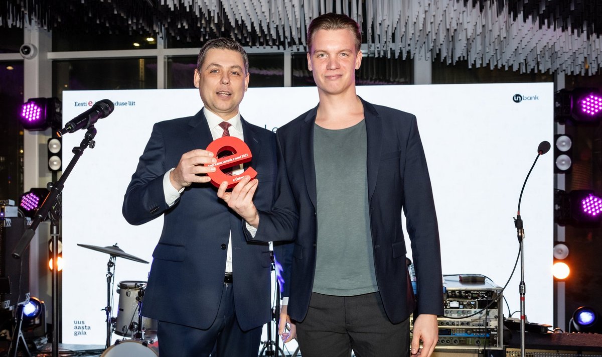 Eesti E-kaubanduse Liidu tegevjuht Tõnu Väät (vasakul) tunnustas pidulikul galal e-Selverit, kes osutus selle aasta parima ehk rahva lemmik e-poe konkursi võitjaks.)