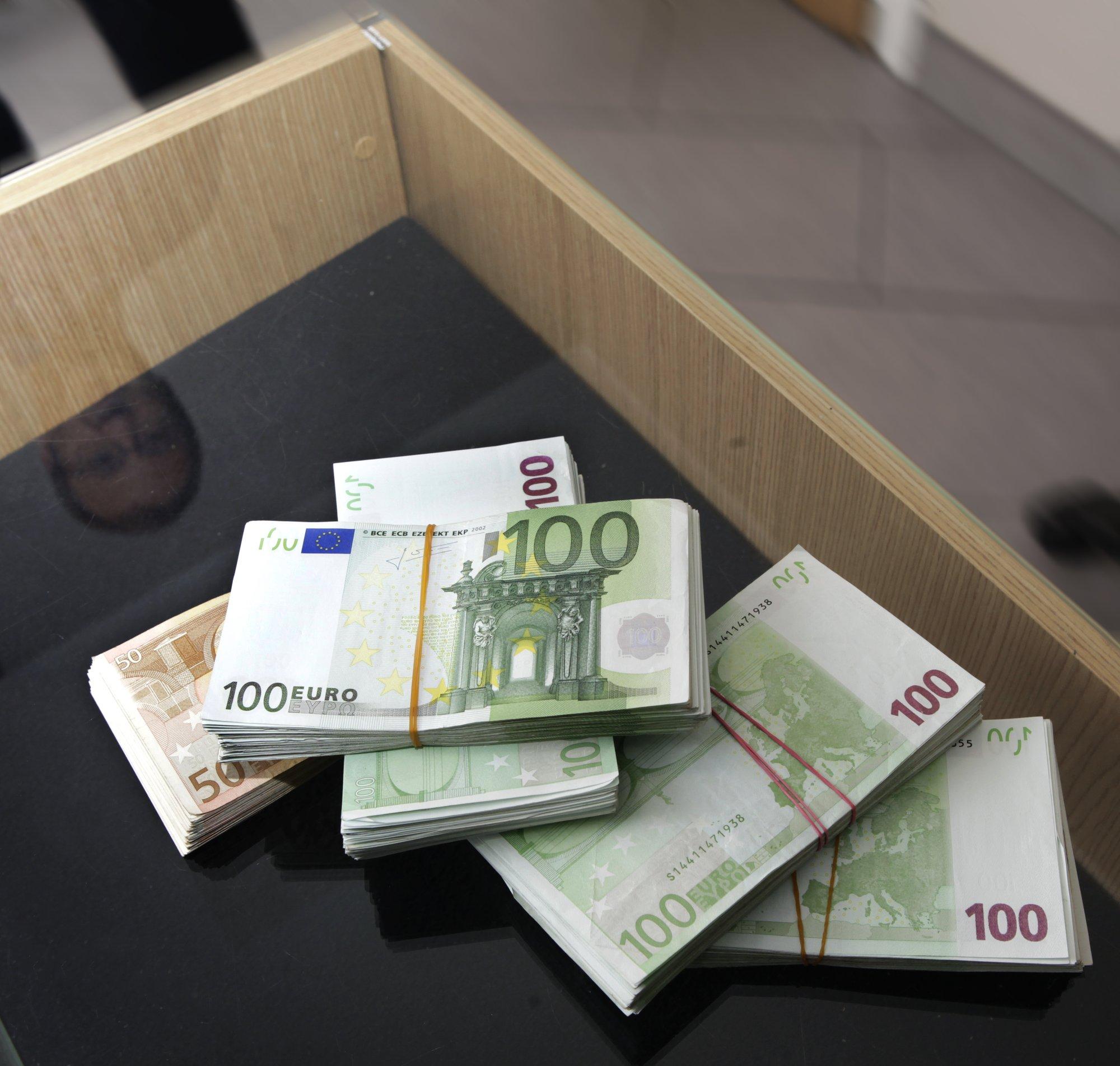 На столе 100 купюр. 100 Евро пачка. Евро на столе. Пачки денег евро. Евро фото.