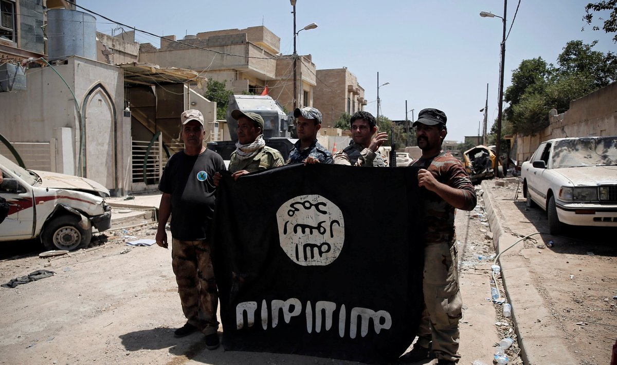 Iraagi sõdurid 2017. aastal vabastatud Mosulis sõjasaagiks saadud  ISISe lipuga. Kusagi siin ootavad peidetud varandused.