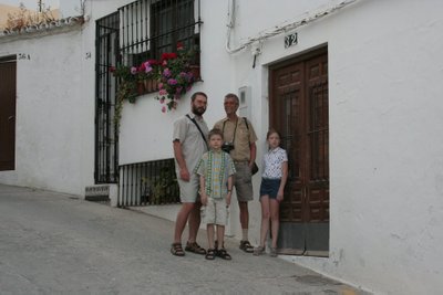 Viljar ning Briti isa Kaspari ja Monikaga Hispaanias.