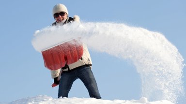 Kas lume rookimine on võrdne trenniga? Vaata, kui palju kaloreid põletad
