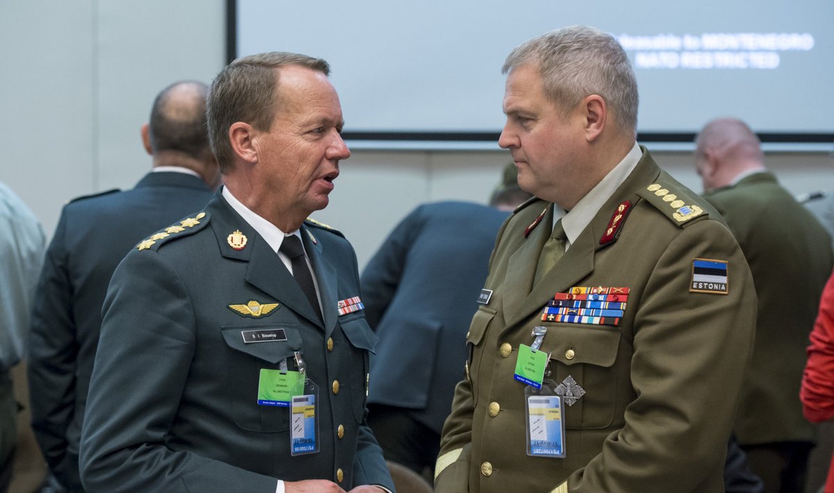 Taani kaitseväe juhataja kindral Bjorn Bisserup vestleb Riho Terrasega.