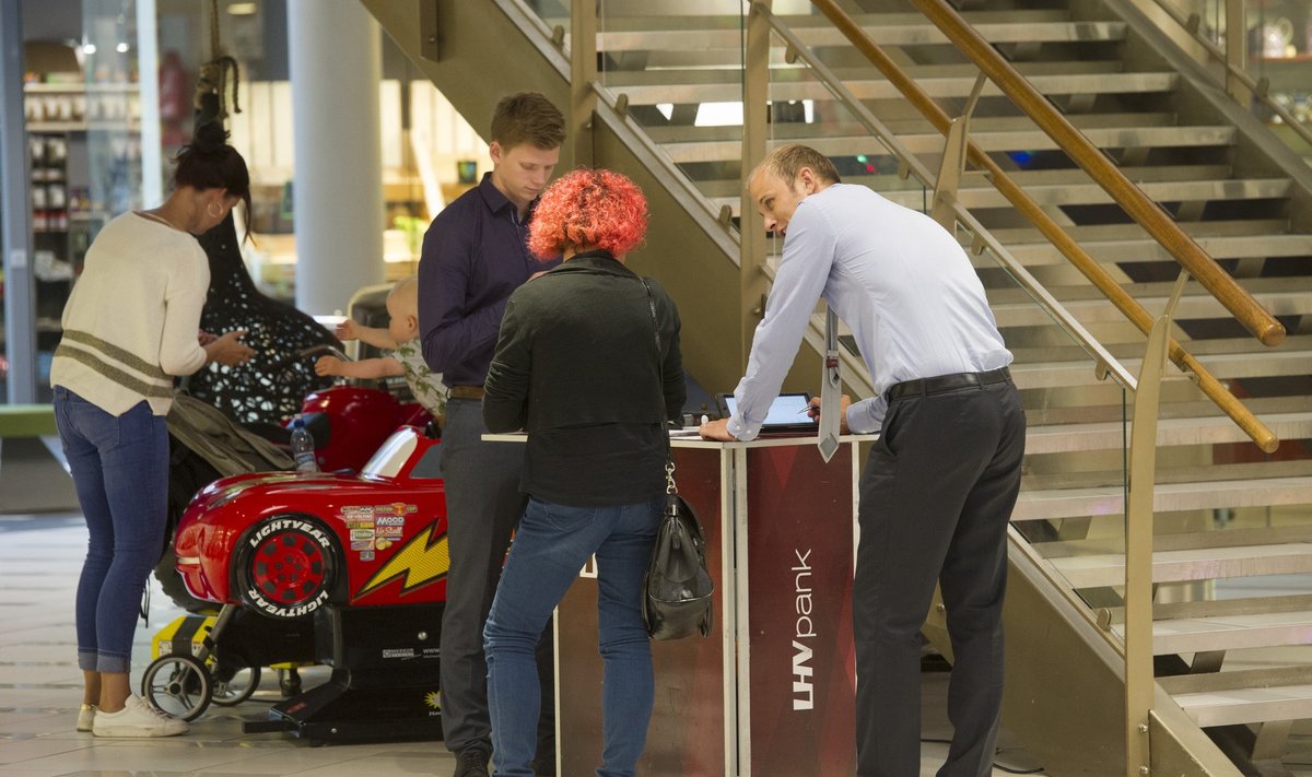 LHV müügiesindajad kaubanduskeskuses.