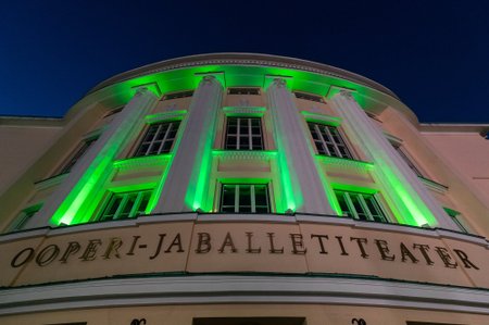 Rahvusooper Estonia värvus kriisiga võitlemise toetuseks roheliseks.