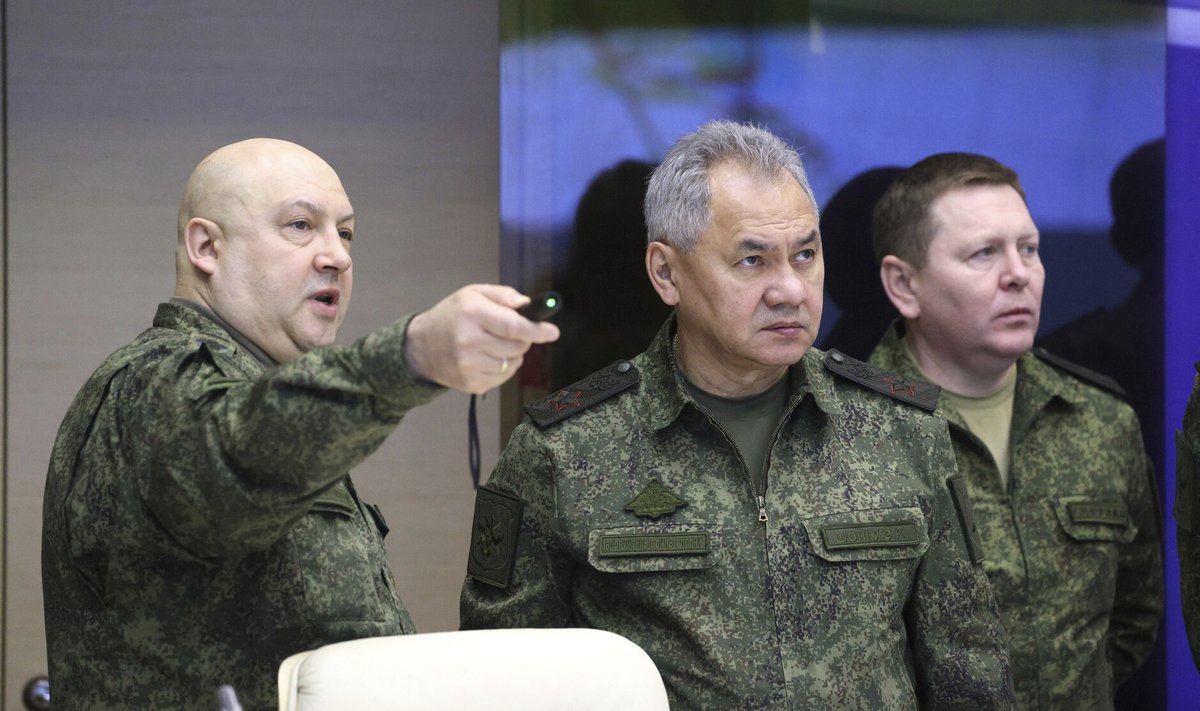 Invasiooniväe juht Sergei Surovikin (vasakul) saab kaitseminister Sergei Šoigu reformiga värsket kahuriliha.