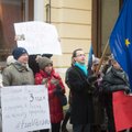 ФОТО и ВИДЕО DELFI: Криштафович и несколько его единомышленников пикетировали посольство России