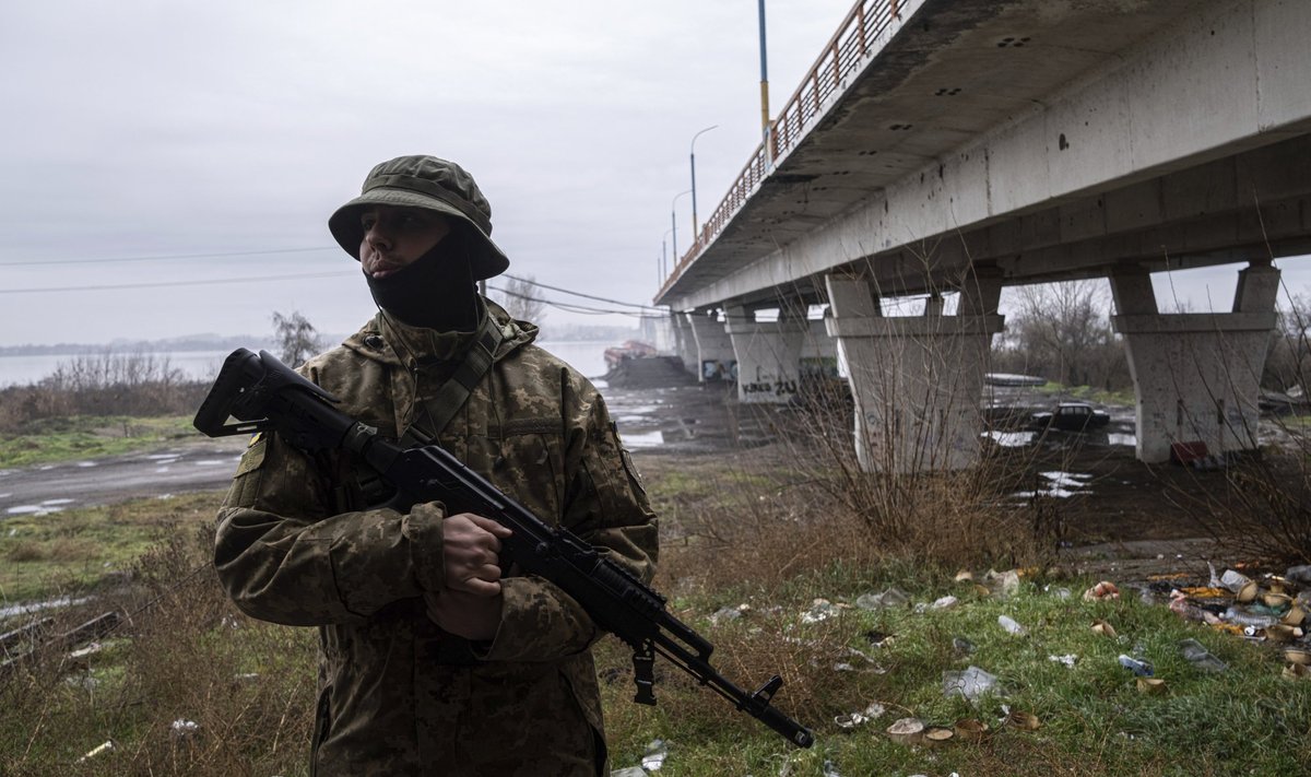 Ukraina sõjaväelane Antonivka silla juures patrullimas. Foto tehtud 8. detsembril 2022.