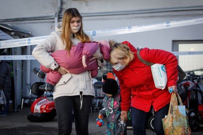 Ukrainast sõja eest põgenenud perekond on jõudnud Tallinna. Töö sõjapõgenike vastuvõtupunktis käib ööl ja päeval täie rauaga – neid registreeritakse, toidetakse, antakse kaasa toidupakk, vajalikud hügieenitarbed ja riided.