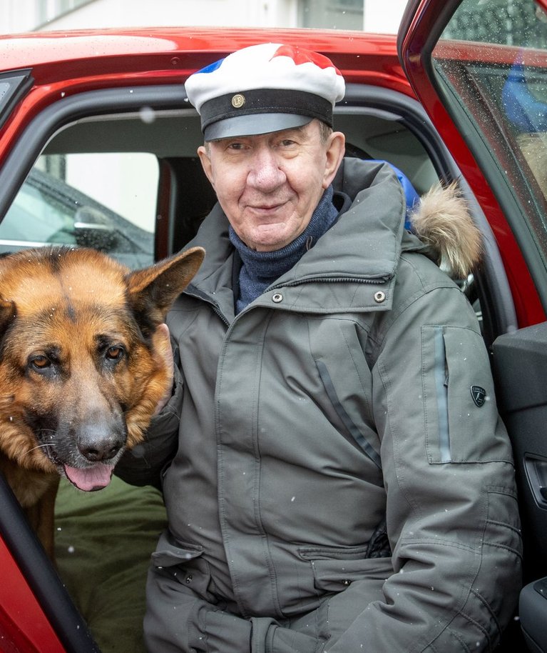 Lauri Leesi ostis hiljuti Taavile uue auto, et oleks toredam koos linnast välja jalutama sõita. Enda pärast poleks tal tarvis autot pidada.