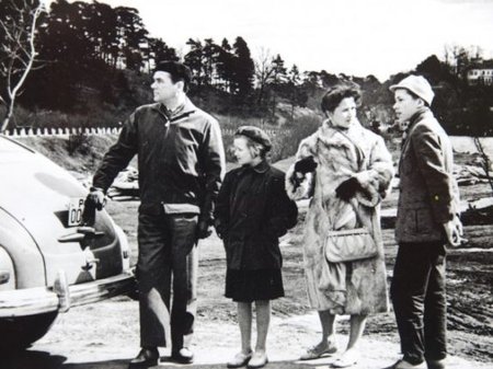 Rahvakunstnik Georg Otsa perekond 1950. aastatel Lükati vabaõhukooli juures, kus poeg Ülo õppis ja ravil oli. Pildil seisavad isa Georg, tütar Ülle, ema Asta ja poeg Ülo.