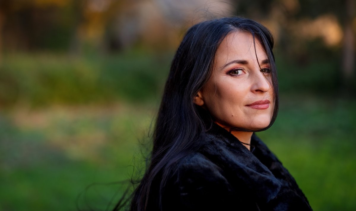 KAHE JALAGA MAA PEAL Eve ütleb, et talle meeldib saatejuhi rollis jääda toimuva suhtes pisut kõrvaltvaatajaks, nii-öelda kaine mõistuse ja praktilise maailmapildi esindajaks.