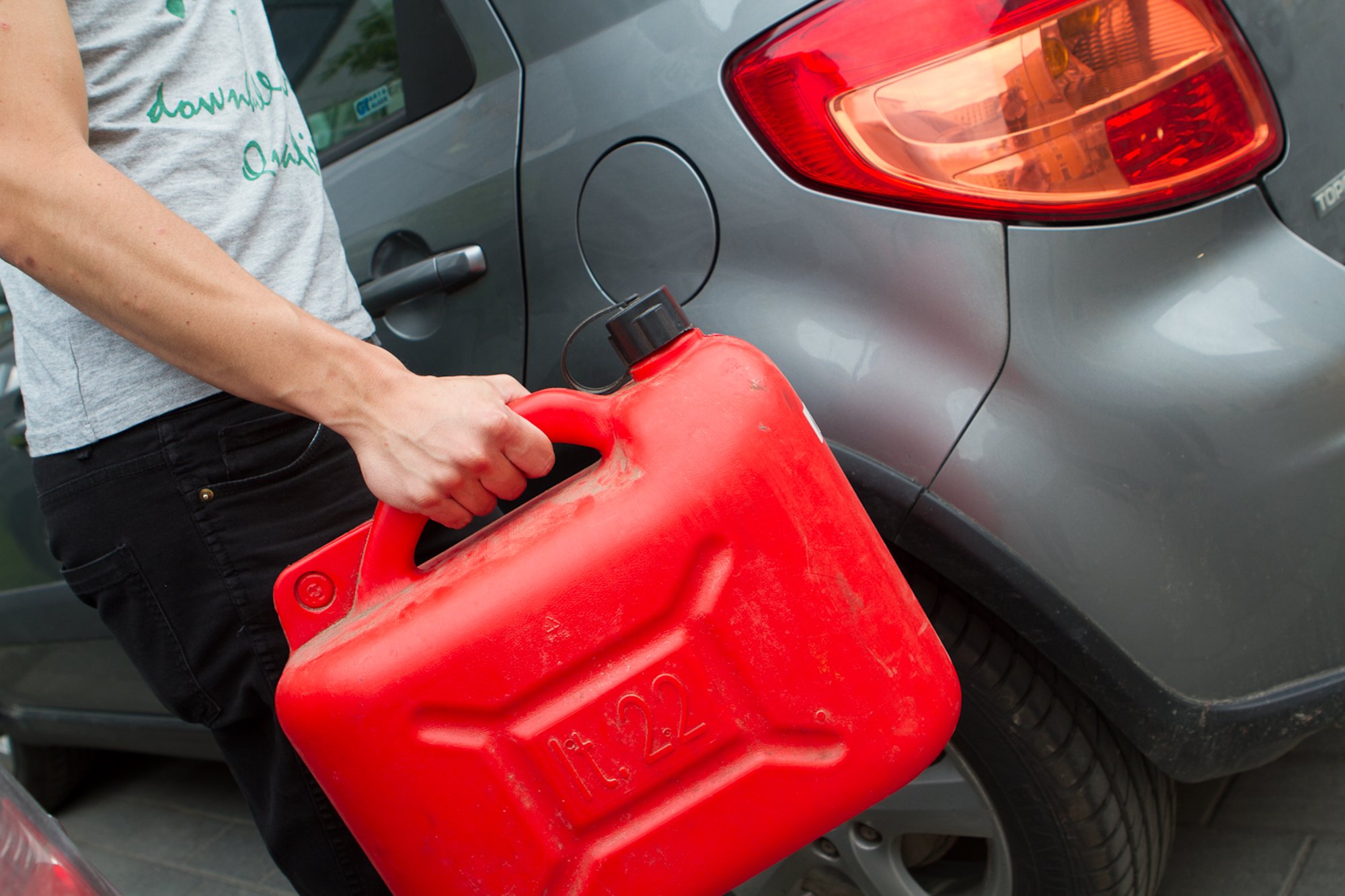 Доставка топлива. Бак для бензина. Заказать бензин. ГСМ помощь. Gasoline.