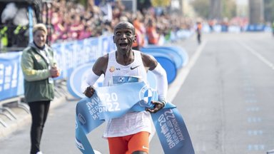 Eliud Kipchoge purustas enda nimel olnud maratoni maailmarekordi