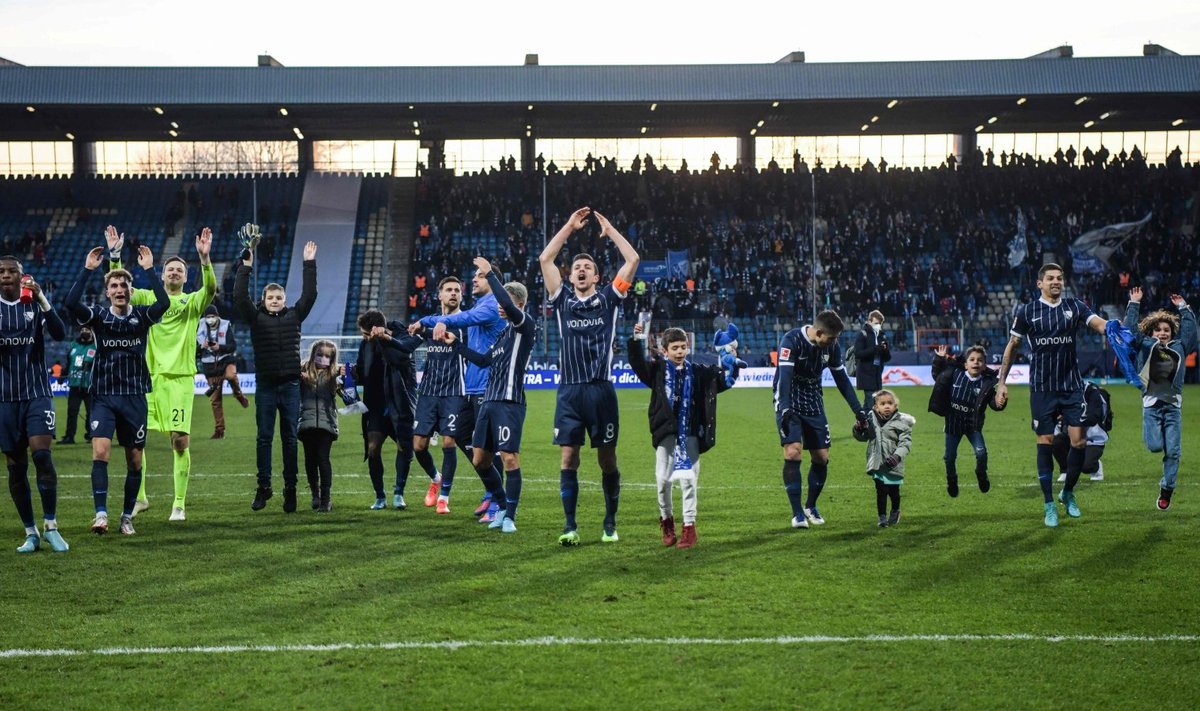 Bochumi klubi vägevat võitu tähistamas.