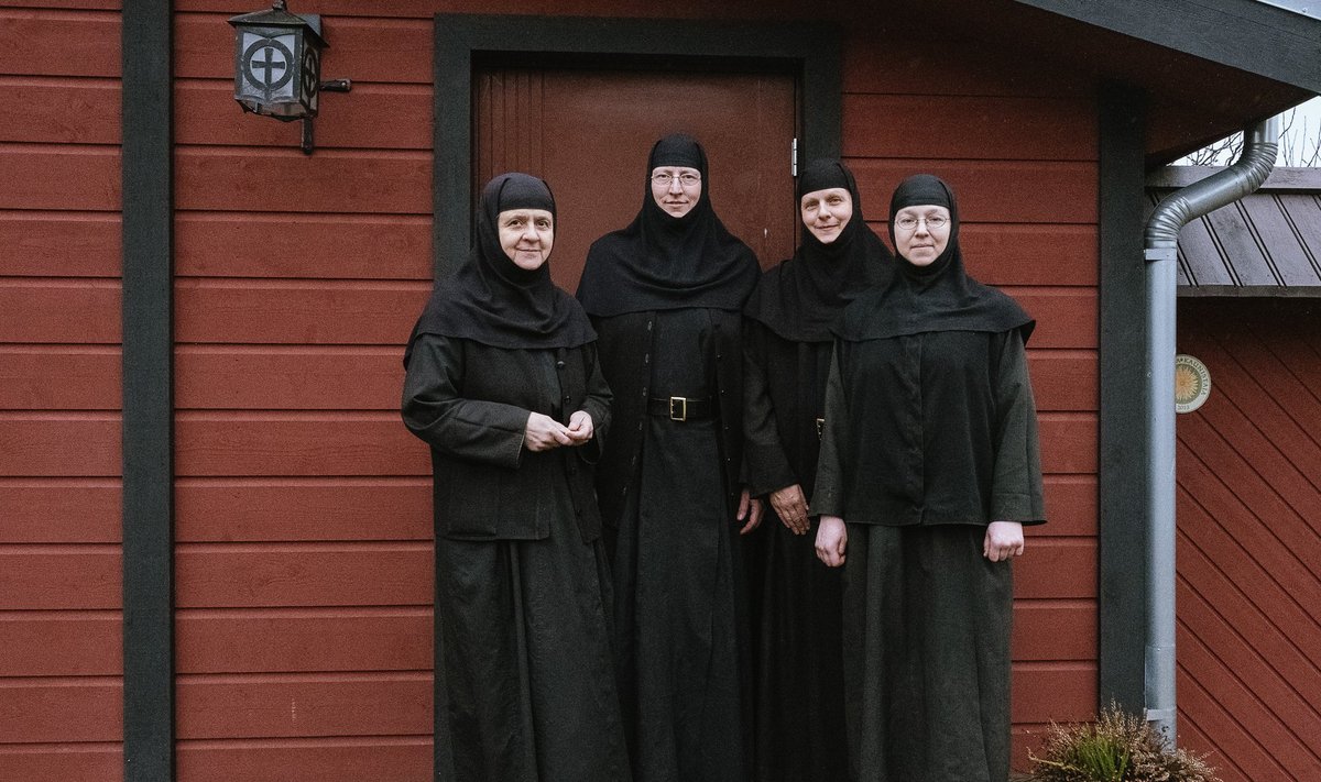 “Viimane pilt ajalehte,” muigab nunn Theofili (vasakul). Tema kõrval nunn Theosemni, Theohariti ja Theotherpi. Kõik nad on aastaid Saaremaal elanud. Märtsist kolivad aga Kreekasse.