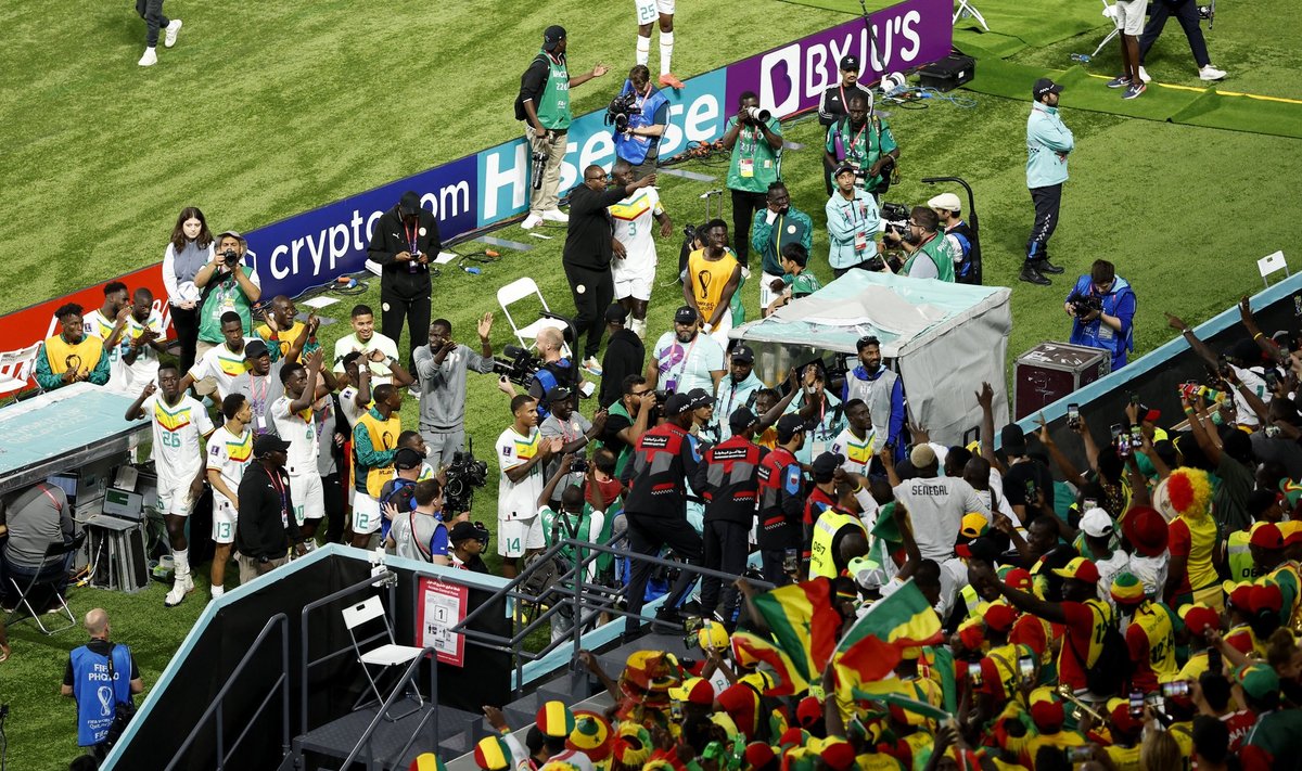 Senegali koondislased koos fännidega võitu tähistamas.