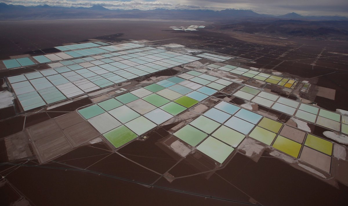 Liitiumikaevanduse soolvee basseinid Atacama soolaväljal Tšiili põhjaosas Atacama kõrbes.