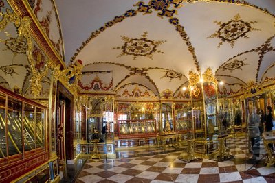 Название самой богатой коллекции драгоценностей в Европе происходит от некогда окрашенных в малахитово-зелёный цвет, а сейчас закрытых зеркалами колонн зала драгоценностей.