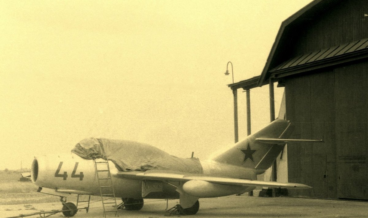 MiG-15UTI õppe-treeninglennuk Lasnamäel endise Aeronaudi angaari ees 1967, a (Foto: erakogu)