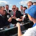 VIDEOD | Huvitav kokkusattumus: Putin ostis lennundusnäitusel jäätist samalt müüjalt, kellelt kaks aastat tagasi