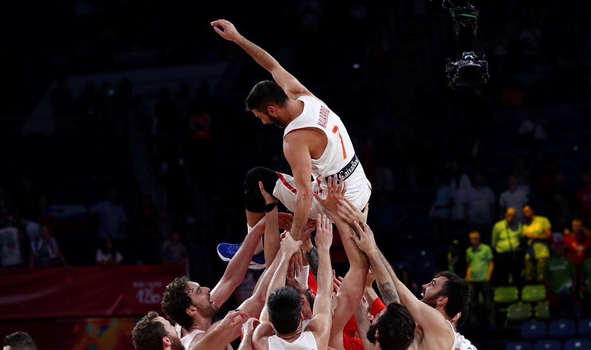 Kaaslased tõstsid Juan Carlos Navarro kätele.