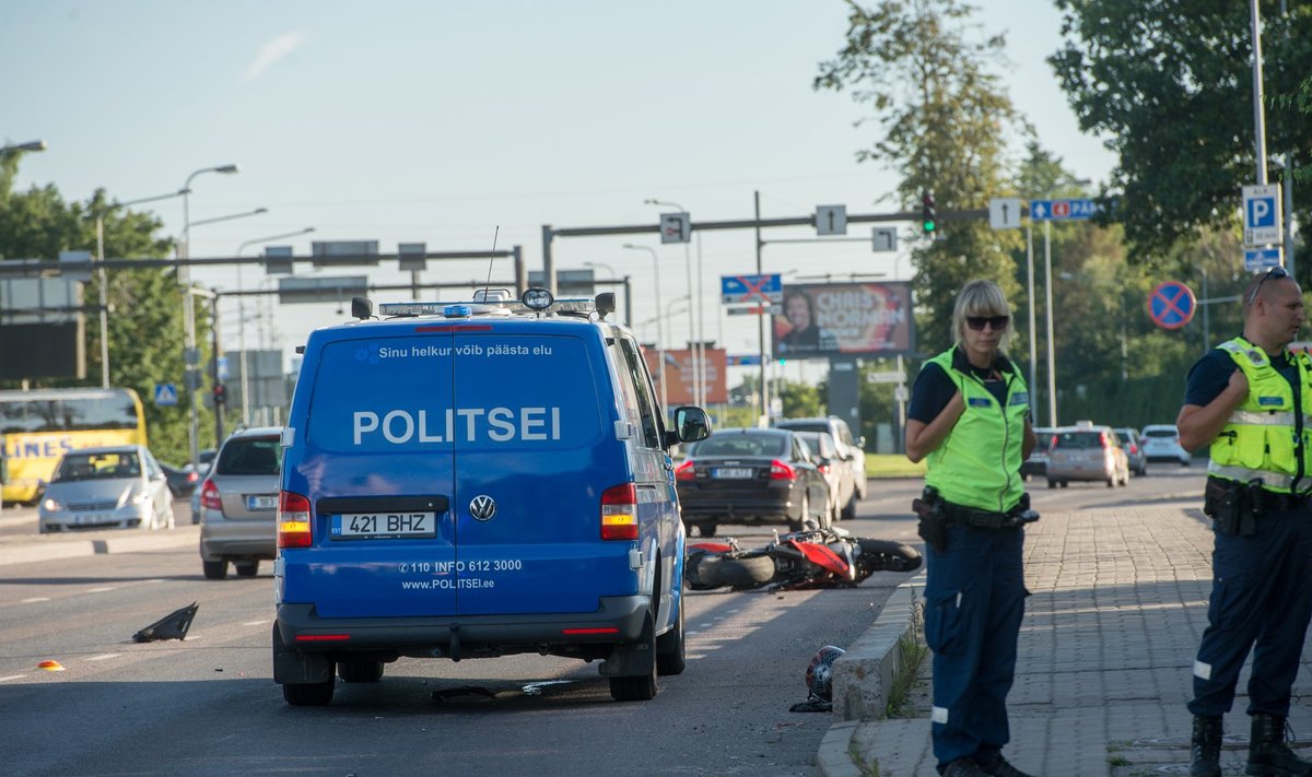 Liiklusõnnetus mootorrattaga Pärnu mnt ja Tammsaare tee ristmikul