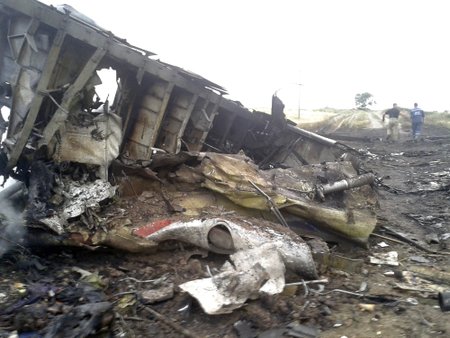 Malaisia reisilennuk kukkus Ukraina-Venemaa piiri lähistel alla