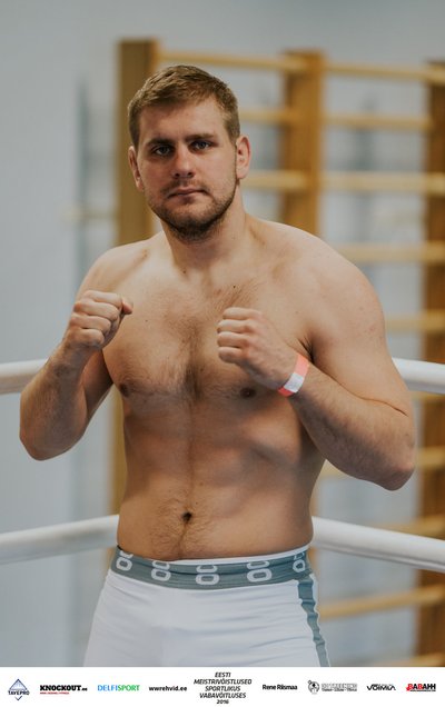 Jaan Angerjärv on pidanud eelnevatel Eesti meistrivõistlustel samuti kokku 4 matši: 2015 võitis mõlemad lahingud I raundis alistusega ja 2016 võitis mõlemad matšid kohtunike ühehäälse otsusega (aprill 2016).
