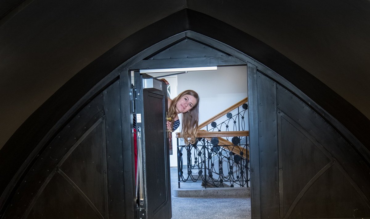 Tartu ülikooli muuseumi restaureerimise projektijuht Maris Meus on läbinud avariiväljapääsuks ehitatud tee ja pugenud läbi väikese ukse. Talle meeldib külastajaid üllatada.
