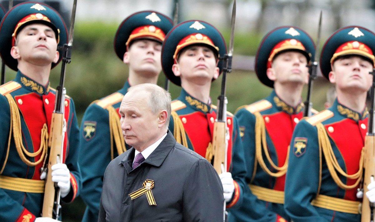 PUTINI PRAAK: Vene presidendile meeldib riigi sõjalise võimsuse paistel särada, kuid tegelikult ei saa ta sõjaväelastest aru.