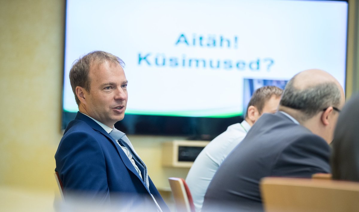 Eesti Energia jätab ärisaladusele viidates vastamata paljudele põlevkiviõlitehasega seotud küsimustele. Kriitikute sõnul saaks ettevõtte juht Hando Sutter tehasest loobudes näidata, et Eesti energia on ka päriselt rohelisemaks muutunud.