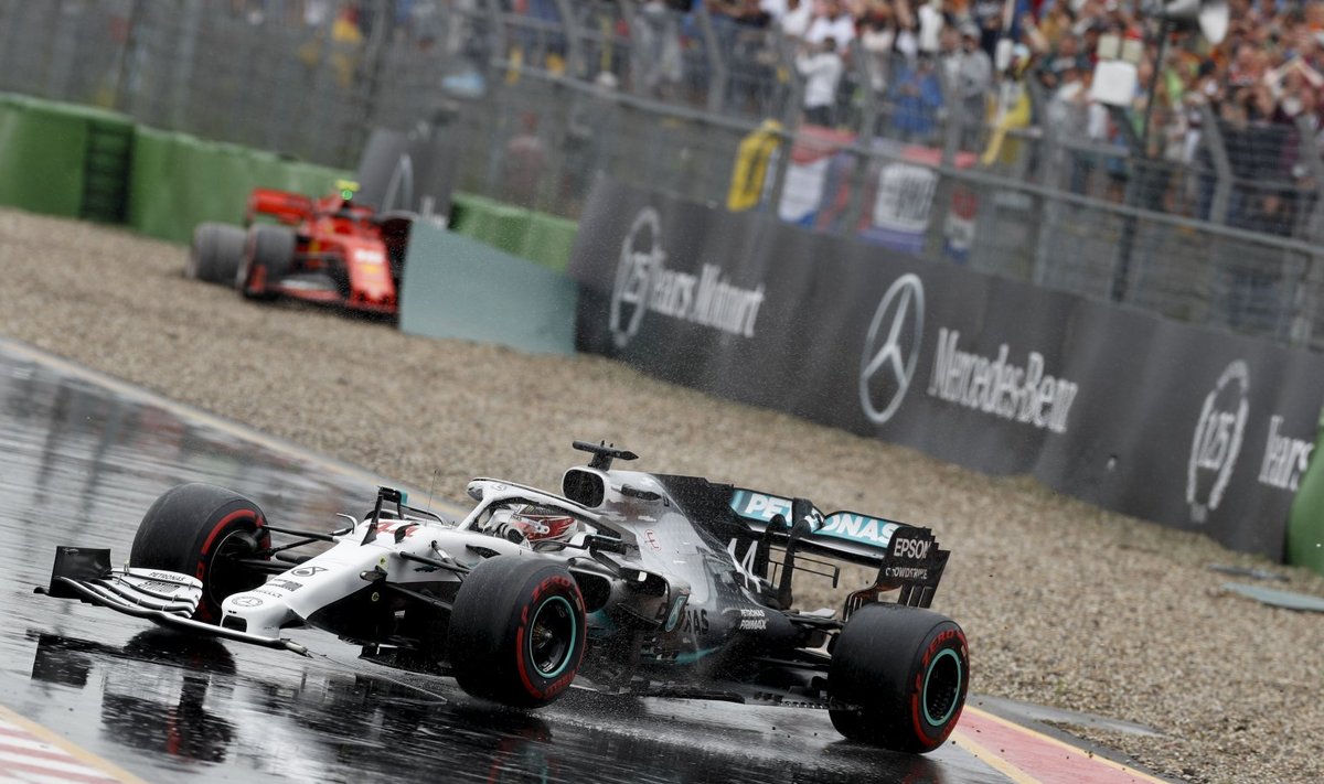 Saksamaa GP: Lewis Hamilton turvaalal driftimas ja Charles Leclerc seinas.