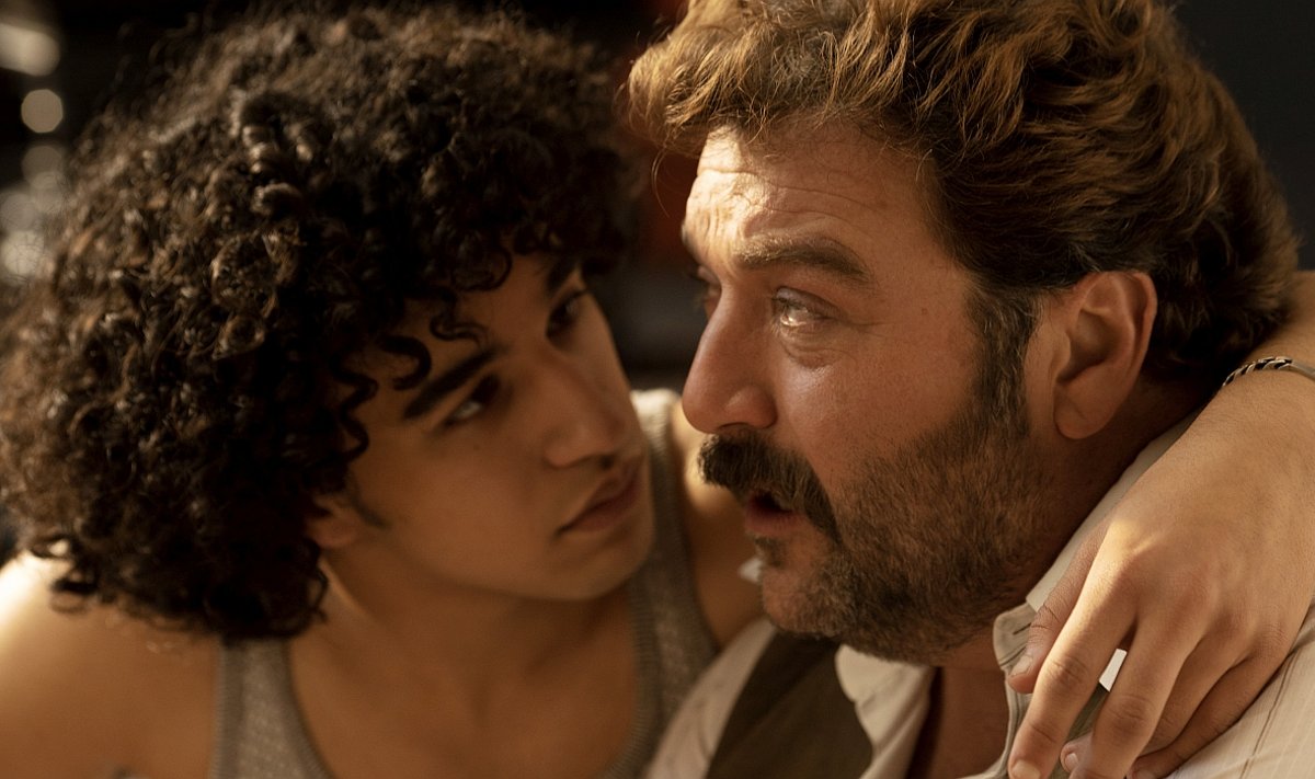 ARMASTUS VÕI AMBITSIOONID: Režissöör Peter (Denis Ménochet, paremal) armub kirglikult ilusasse, ent ebalojaalsesse Amiri (Khalil Ben Gharbia).