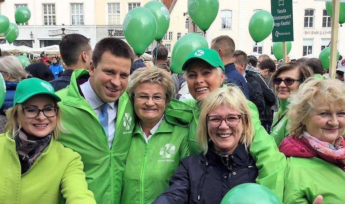 MULTITALENT: Jüri Ratase kõrval, keskel on Tallinna linnavolikogu liige Ruslana Veber, Karjamaa kooli tütarlaste kehalise kasvatuse õpetaja Ruslana Veber. Ta on linnavalitsuse hinnangul korraga tippspetsialist nii keskküttes kui ka hambaravis. Nende valdkondade nõukogudest teenib ta 1500 eurot palgalisa kuus.