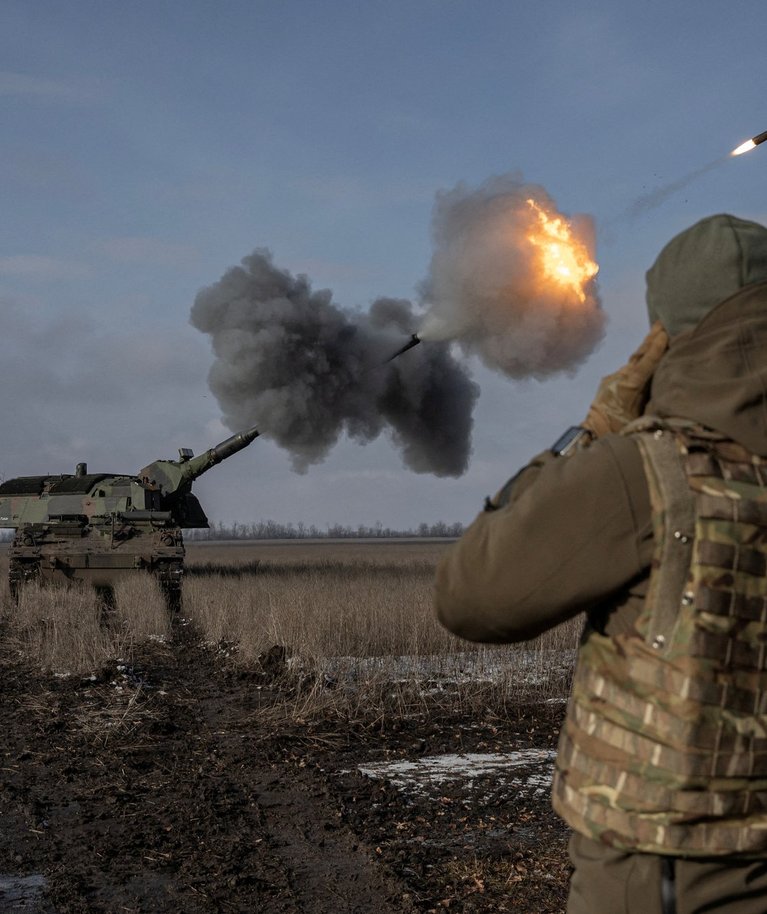 Ukraina armee tulistamas Saksa haubitsast Panzerhaubitze 2000. Foto tehtud 5. veebruaril 2023.