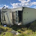 ФОТО | На трассе Таллинн-Тарту грузовик упал в кювет