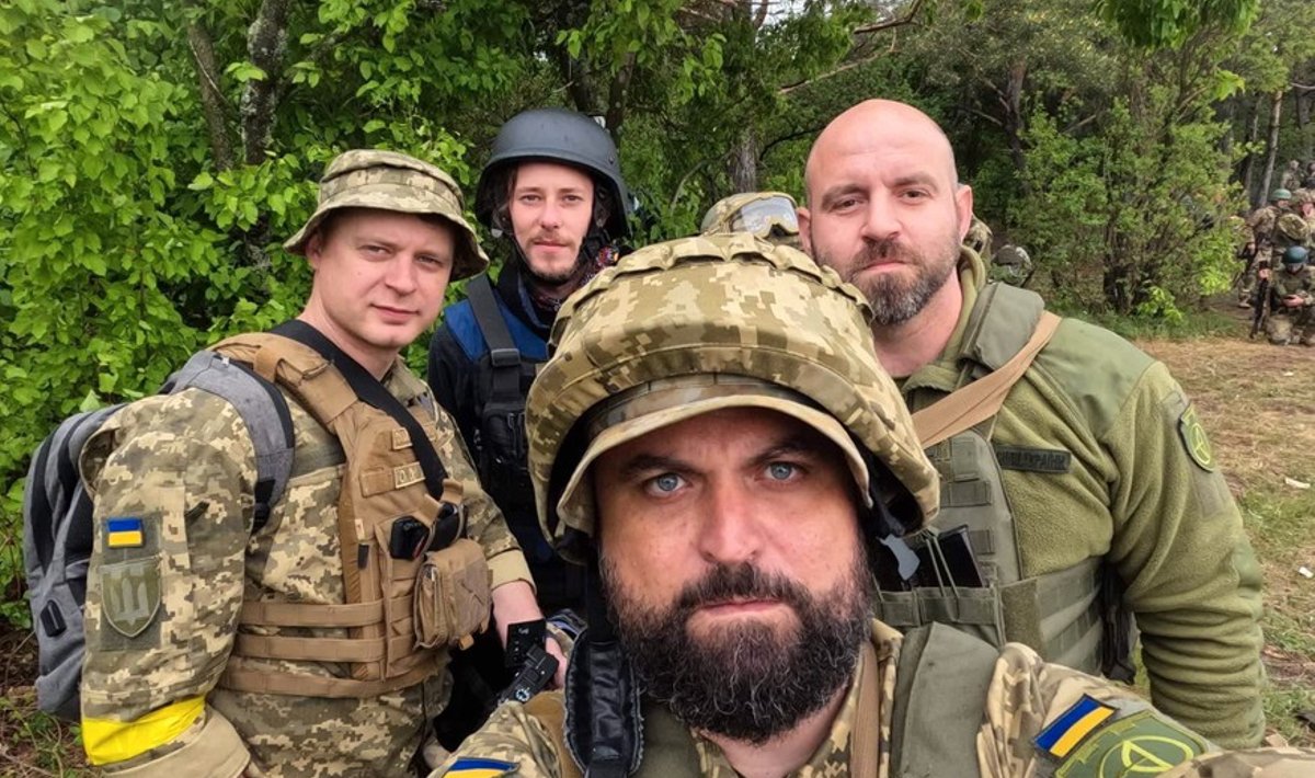 „Sõja esimesel päeval pidasin endaga kahekõnet, kas minna sõtta või mitte, aga ma ei tahtnud end tunda argpüksi või reeturina, kui võõrad tulevad minu lähedasi tapma ja neilt vabadust võtma,“ räägib Juri.
