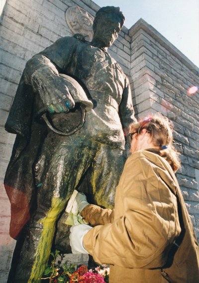 НЕ ТОЛЬКО НА ЗАПАДЕ: до того, как Бронзовый солдат, или для русских Алеша, был перенесен с Тынисмяги на кладбище, его время от времени заливали краской. На фото – очередное очищение памятника. Фото: Рауно Вольмар