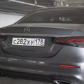 ФОТО | Десятки автомобилей с российскими номерами припаркованы у центра Т1