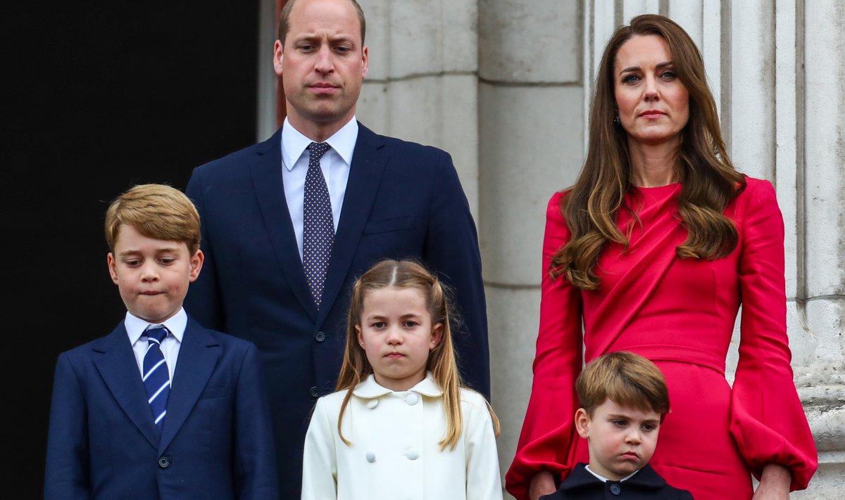 Prints William ja hertsoginna Catherine oma kolme lapsega kuninganna Elizabeth II juubelipidustustel.