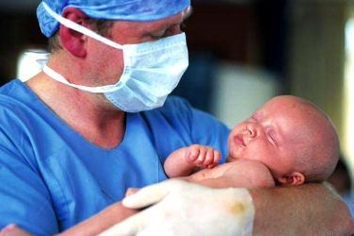Акушерки принимающие роды. Новорожденный и врач. Новорожденный ребенок в руках врача. Младенец на руках у акушерки.