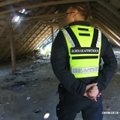 ФОТО и ВИДЕО: МуПо наводит порядок: патрули осмотрели заброшенное здание конюшни, где собираются молодежные компании