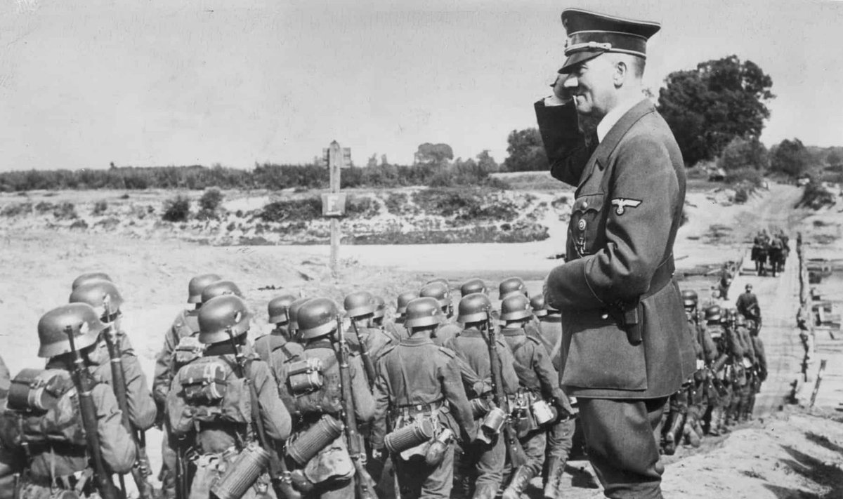 Hitler tervitab Saksa sõdureid teel Poola.